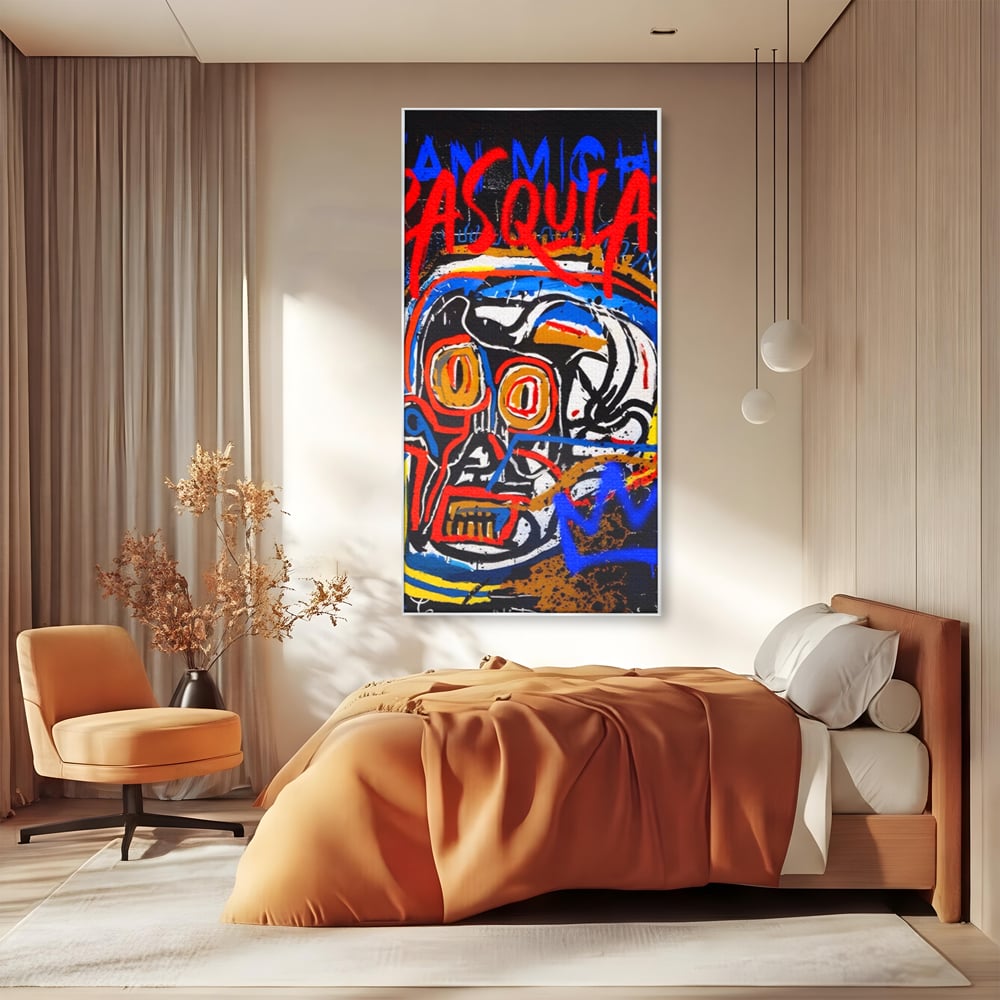 Tablou canvas cu tablou canvas cu portret stil graffiti, in rama de aluminiu argintiu, pe perete intr-un dormitor